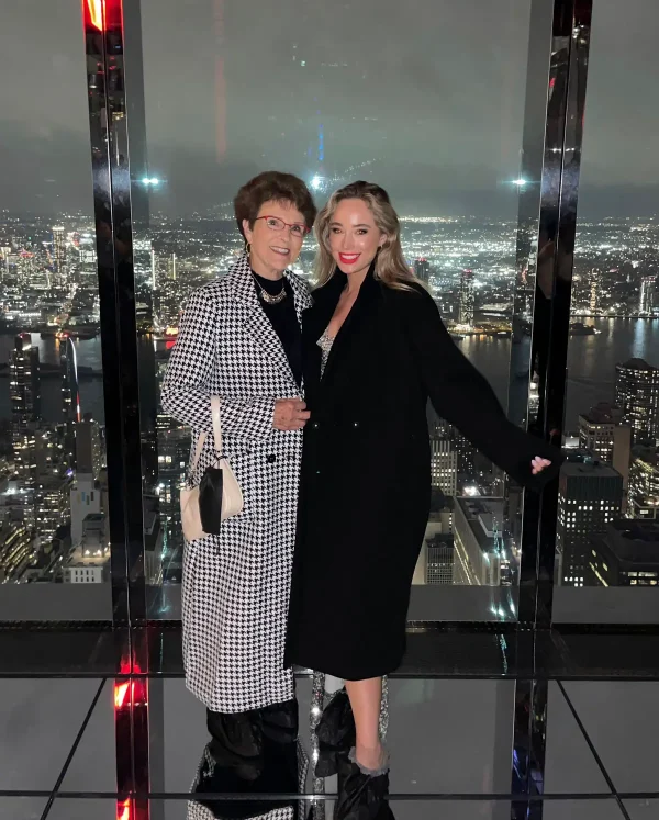 Внучка примеряет винтажные платья 84-летней бабушки: видео завирусились