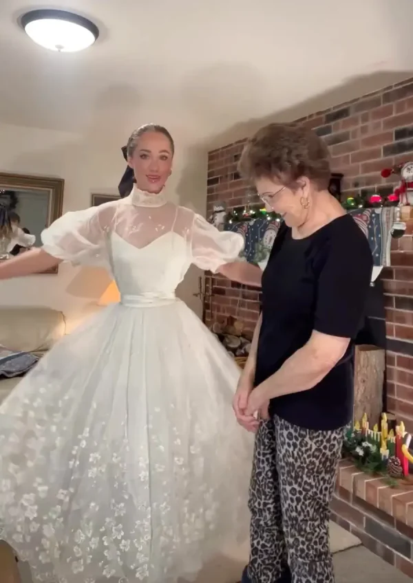 Внучка примеряет винтажные платья 84-летней бабушки: видео завирусились