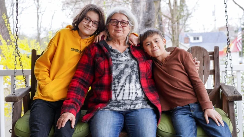 Пожилая женщина берёт на воспитание брошенных детей (Слева направо) Шанайа, Диана Мацца и Ривер у своего дома в городе Дирпарк, штат Нью-Йорк, 18 апреля 2024 года. (Cara Ding/The Epoch Times)
| Epoch Times Россия