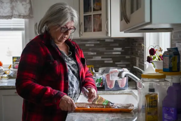 Диана Мацца готовит обед у себя дома в городе Дирпарк, штат Нью-Йорк, 18 апреля 2024 года. (Cara Ding/The Epoch Times) Пожилая женщина берёт на воспитание брошенных детей