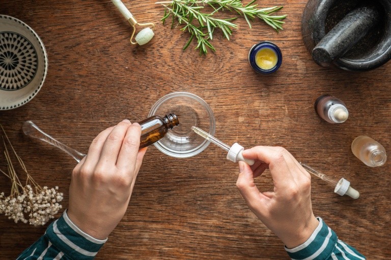 Сочетание несовместимых масел также может привести к осложнениям. (Victoria_Hunter via Shutterstock) Безопасность применения эфирных масел для получения максимальной пользы