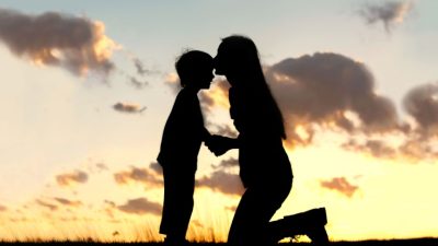 От утешительных объятий матери до заботливых рук сына — круг любви и поддержки продолжается на протяжении всей жизни. (Image: Christin Lola via Shutterstock)