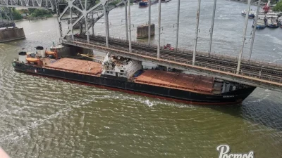 В Ростове-на-Дону сухогруз врезался в пролёт железнодорожного моста