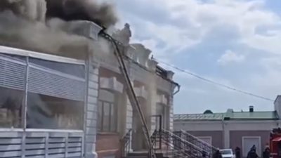 В центре Омска горит крыша ресторана (видео)