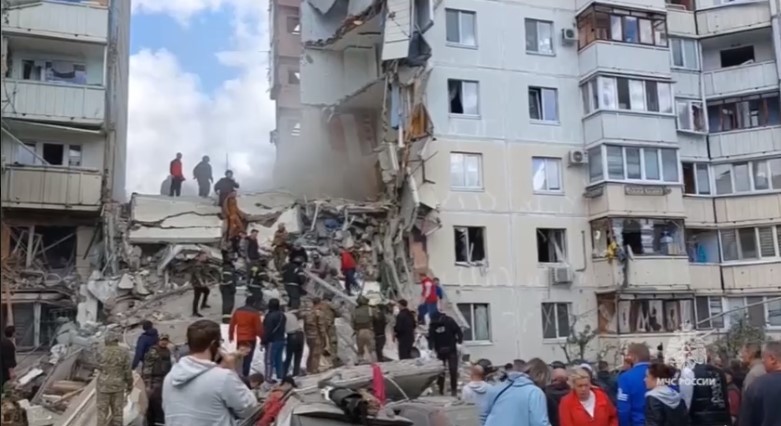 Повреждённая многоэтажка в Белгороде после попадания в неё фрагментов сбитой ракеты «Точка-У». (t.me/mchs31) 
 | Epoch Times Россия