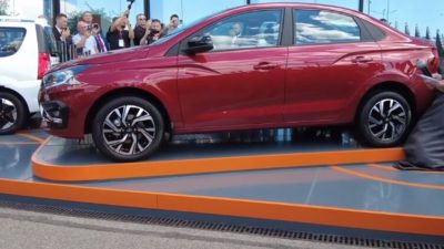 На экономическом форуме АвтоВАЗ презентовал малиновую Lada Iskra