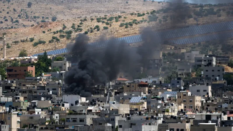 В лагере палестинских беженцев Аль-Фараа на Западном берегу поднимается дым после израильской военной операции 10 июня 2024 года. (AP Photo/Majdi Mohammed) | Epoch Times Россия