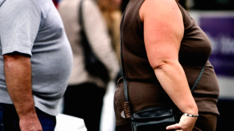 Человек с избыточным весом прогуливается по центру города Глазго, Шотландия, 10 октября 2006 года. (Jeff J. Mitchell/Getty Images) | Epoch Times Россия