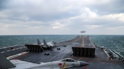 Китайские истребители покружили над голландским фрегатом