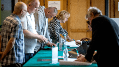 Миллионы людей идут на избирательные участки в последний день голосования на выборах в ЕС