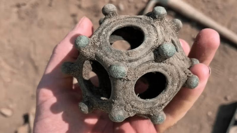 Римские додекаэдры являются чем-то вроде загадки: в древнеримских текстах или изображениях нет никаких упоминаний об этих 12-гранных полых предметах. (Norton Disney Archaeology Group) | Epoch Times Россия