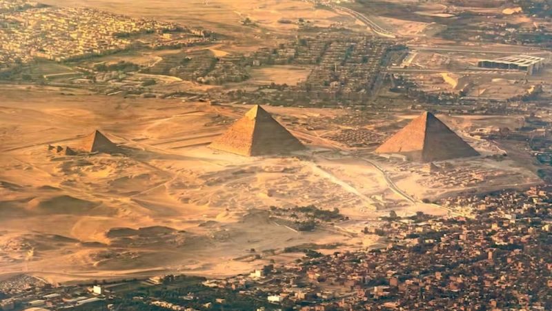 Пирамиды в Гизе, как и десятки других, расположены в нескольких километрах к западу от современного русла Нила. (Alex Cimbal / Shutterstock) | Epoch Times Россия