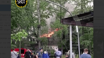 Из здания на ВДНХ в Москве эвакуировали детей из-за удара молнии (видео)