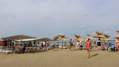 На пляжах Анапы запретили купание из-за холодной воды