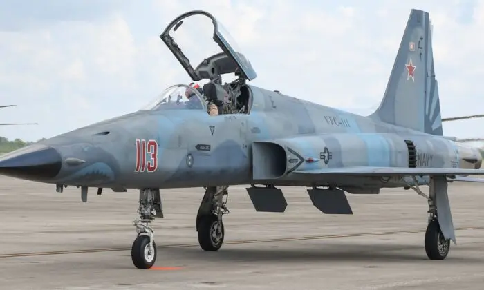Военные базы США не готовы к войне с Китаем Самолёт F-5N Tiger II, базировавшийся на военно-морской авиабазе Ки-Уэст, Флорида, 11 сентября 2019 года. (Toiete Jackson/U.S. Navy photo) | Epoch Times Россия