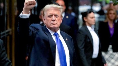 Дональда Трампа превращают в мученика