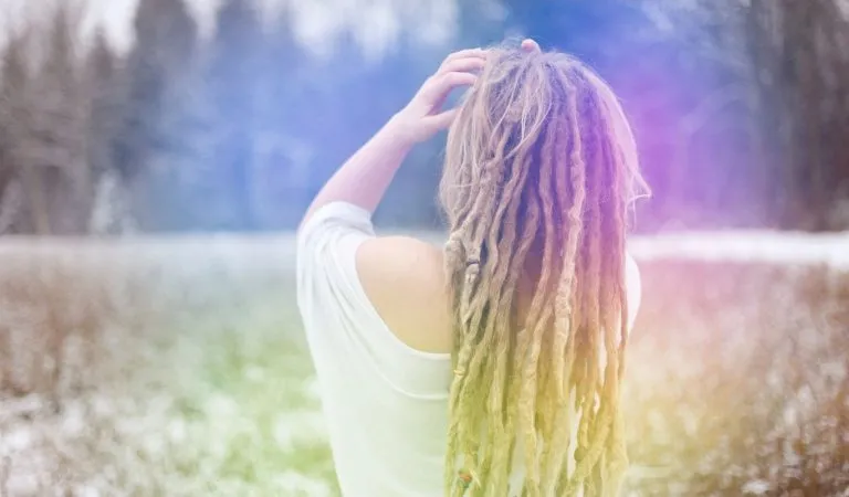 Свечение над головой показывает моральные качества человека: оно ярко светит для тех, кто добр и справедлив, и тускнеет для тех, кто совершает проступки. (Image: FotoHelin via Shutterstock) Вторая половина поговорки «Не будь жадным до секса…» гораздо важнее первой