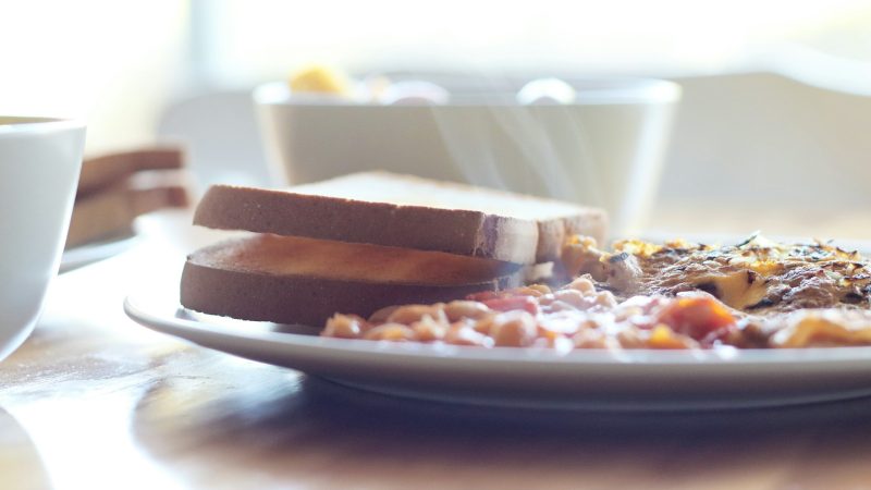 Консервированная фасоль стала причиной массового отравления россиян в нескольких регионах фасоль