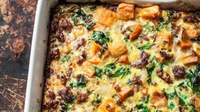 Запеканка для завтрака с колбасой и бататом