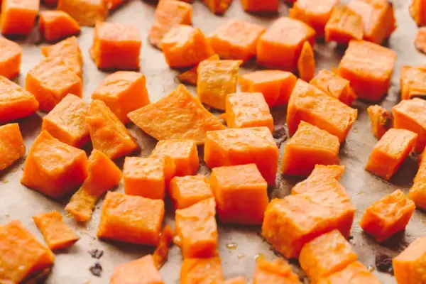 Запеканка для завтрака с колбасой и бататом