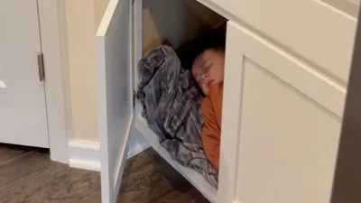 Маму насторожила тишина в доме, и она пошла искать причину