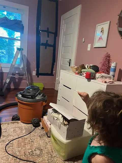 Ребёнок жаловался на монстров в стенах спальни. Вскрыв их, родители ужаснулись