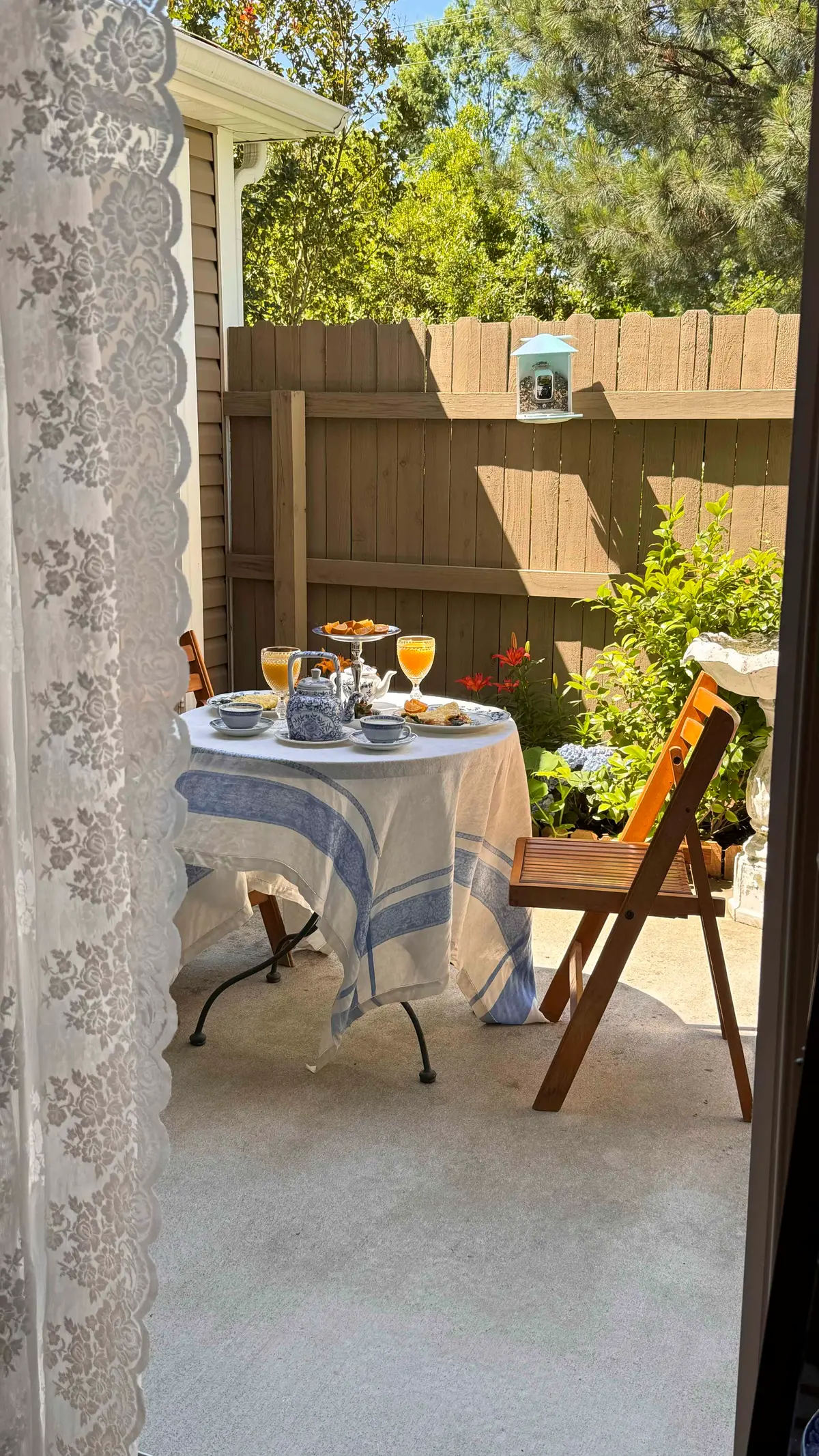 Молодые супруги превратили свой дом в винтажный коттедж и предпочитают неспешный образ жизни