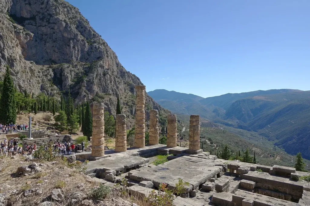 Храм Аполлона в Дельфах аналогично расположен в вымышленном Гломе, где происходит действие фильма «Пока мы лиц не обрели». (Berthold Werner/CC BY-SA 3.0) Эгоизм и самопознание в книге К. С. Льюиса «Пока мы лиц не обрели»