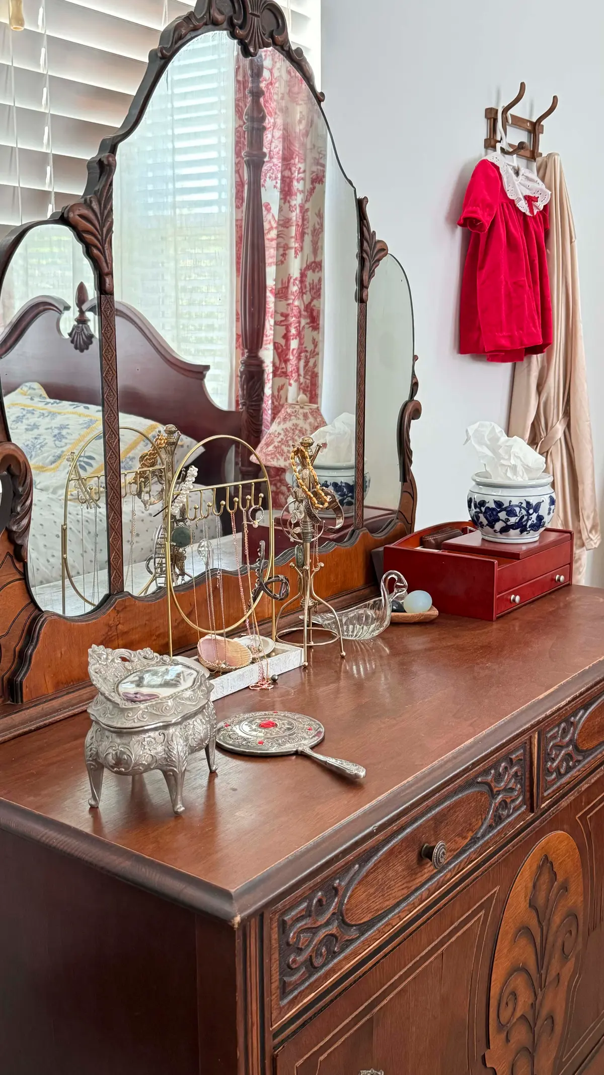 Молодые супруги превратили свой дом в винтажный коттедж и предпочитают неспешный образ жизни