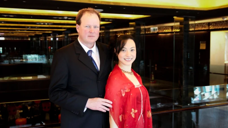 Об исцелении от фибромиалгии после двух лет изнурительной боли рассказала тайванка После автомобильной аварии у Мёрфи развилась фибромиалгия, но женщина восстановилась. На фото Мёрфи с мужем. (Courtesy of Isabella Murphy)
| Epoch Times Россия