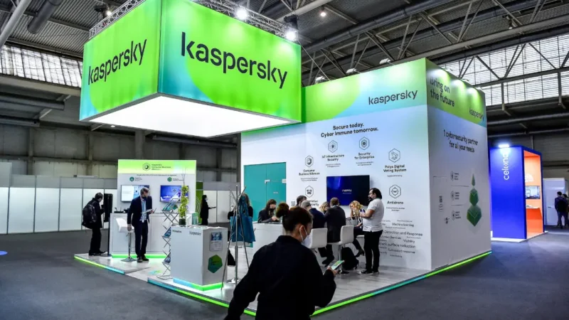 Посетители сидят на стенде российской компании-разработчика антивирусного программного обеспечения «Лаборатория Касперского» в Барселоне, Испания, 28 февраля 2022 года. (Pau Barrena/AFP via Getty Images) | Epoch Times Россия