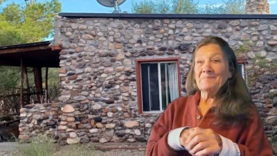 Женщина сама построила дом из местных материалов и без электроинструментов