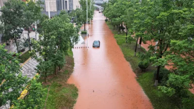 По меньшей мере 60 человек погибли в результате наводнения в Китае