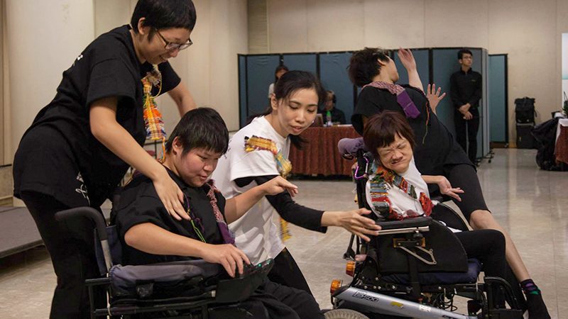 Слышали ли вы о «Арт-труппе разносторонних способностей»? Группа была основана в 2005 году Лю Мином, основателем труппы и первым в Тайване инвалидом, получившим премию «Золотой колокольчик» за создание труппы. (Image: via Public Domain)
 | Epoch Times Россия