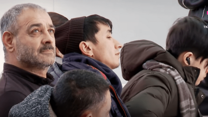 Мигранты в центре занятости. (Скриншот/Тюменское время/youtube.com)
 | Epoch Times Россия