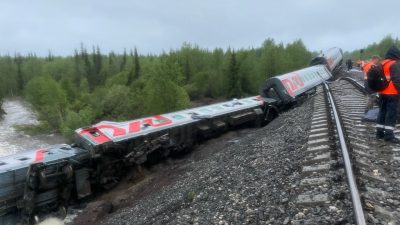 Крушение пассажирского поезда в Коми: один человек погиб, двое пропали без вести (видео)