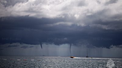 Туристам и жителям Сочи рекомендовали укрыться от грозы и смерча