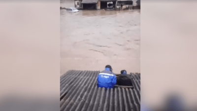 Из-за прорыва дамбы в Челябинской области эвакуировали более 160 человек (видео)