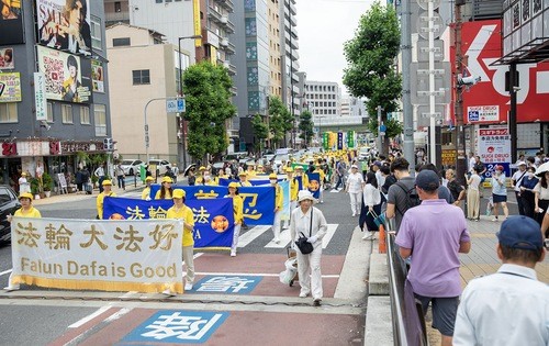Практикующие провели парад в Осаке во второй половине дня 14 июля. (Фото: minghui.org) Кансай, Япония. Парады в Осаке и Киото разоблачают преследование Фалунь Дафа компартией Китая