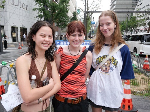 Коко из Австралии (слева). (Фото: minghui.org) Кансай, Япония. Парады в Осаке и Киото разоблачают преследование Фалунь Дафа компартией Китая