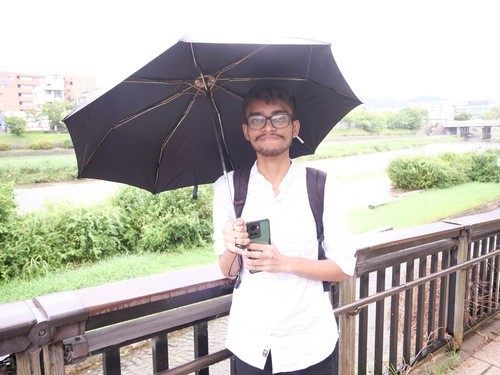 Пиюш Сингх. (Фото: minghui.org) Кансай, Япония. Парады в Осаке и Киото разоблачают преследование Фалунь Дафа компартией Китая