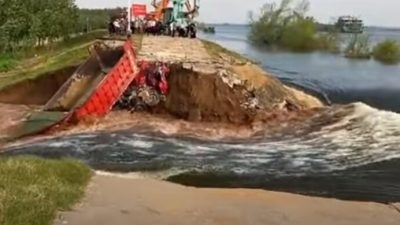 В Китае прорвало дамбу на втором по величине озере (видео)