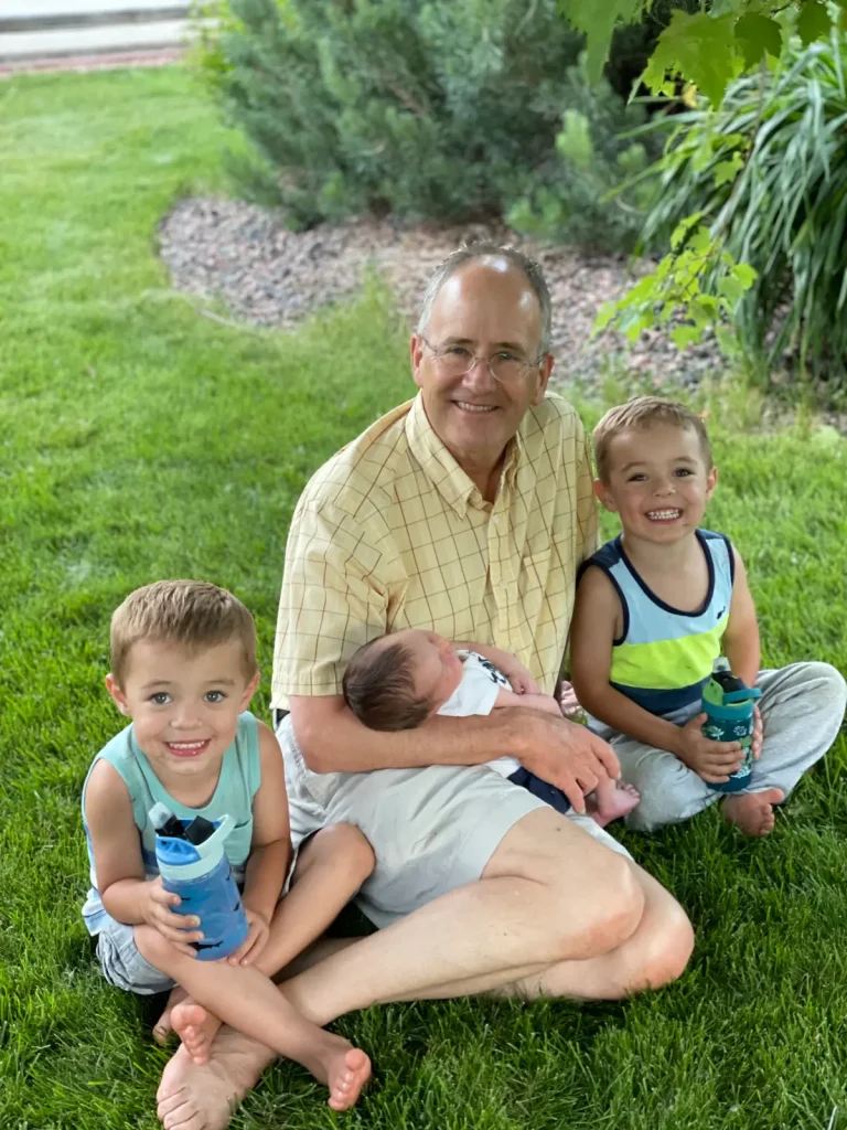 Дагган со своими внуками. (Courtesy of Jamie Stransky) Крепкая дружба внука и деда
