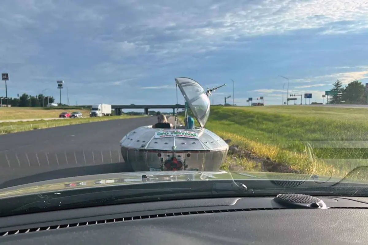 Вид на «летающую тарелку» из патрульного внедорожника майора Карнала. (Предоставлено the Crawford County Sheriff’s Office) У водителя задержанной «летающей тарелки» особая миссия: Мы пришли с миром