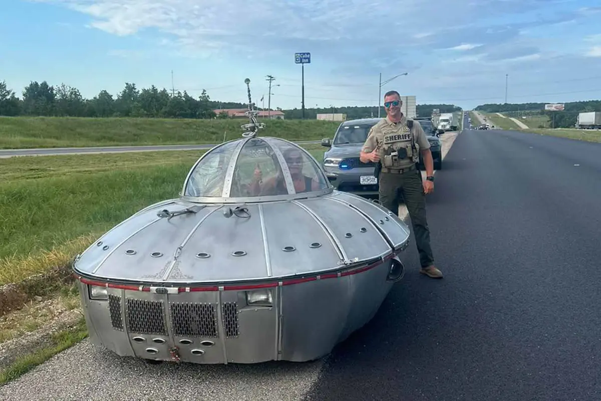 Майор Карнал стоит рядом с «тарелкой». (Предоставлено the Crawford County Sheriff’s Office) У водителя задержанной «летающей тарелки» особая миссия: Мы пришли с миром