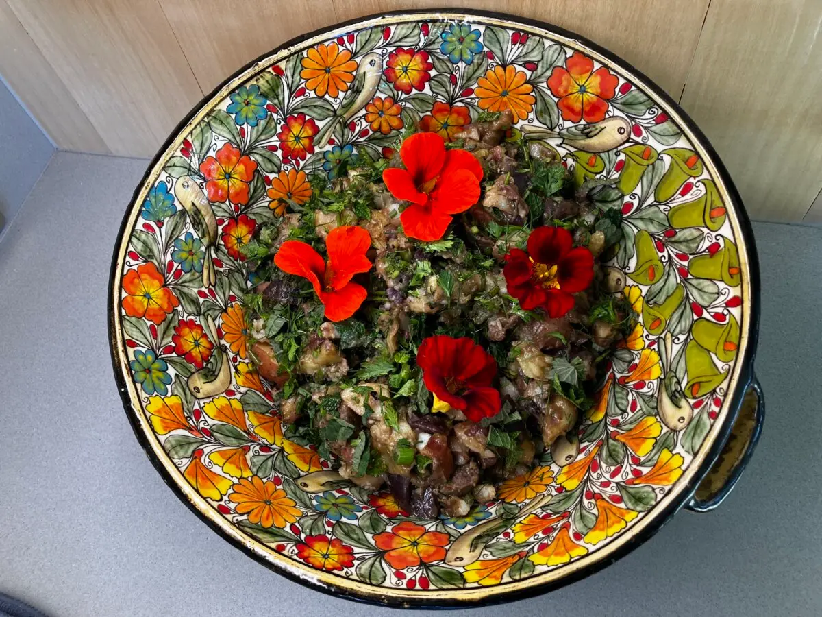 Знаменитый картофельный салат автора, приготовленный из добровольных трав и украшенный добровольными настурциями. (Eric Lucas) Чтобы получить богатый урожай, не выпалывайте в своём саду растения-«добровольцы»