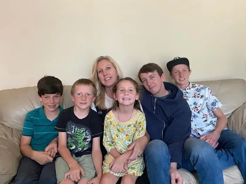 Мама не даёт сыновьям телефоны, пока они не выполнят 5 заданий