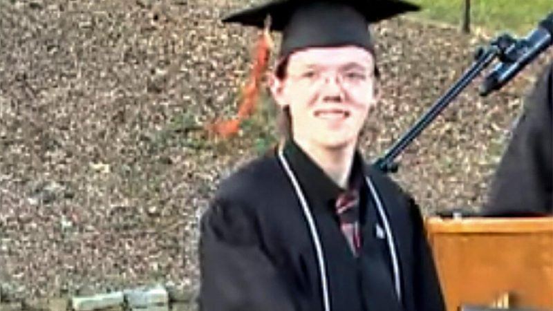 На этом изображении, взятом из видео, предоставленного школьным округом Бетел-Парк, изображён ученик Томас Мэтью Крукс на церемонии открытия средней школы Бетел-Парк в 2022 году в Бетел-Парке, штат Пенсильвания, 3 июня 2022 года. (Bethel Park School District via AP) | Epoch Times Россия