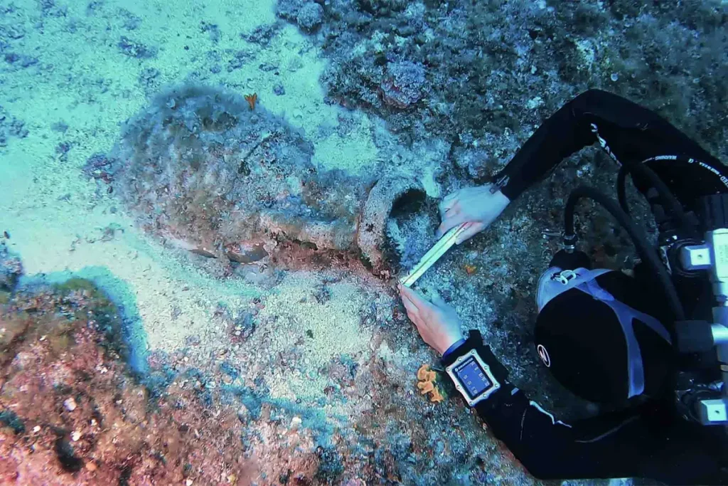 У берегов Греции обнаружен затонувший 2000 лет назад корабль с артефактами римской эпохи