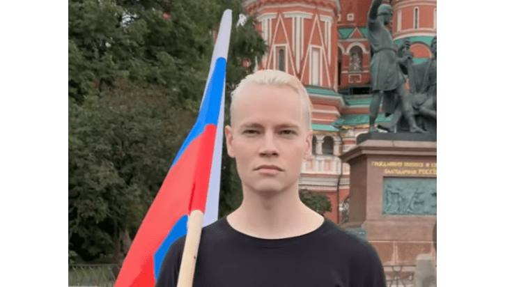 Певец Shaman на Красной площади призывает на митинг-концерт у посольства США. (Скриншот/Популярная политика/youtube.com)
 | Epoch Times Россия